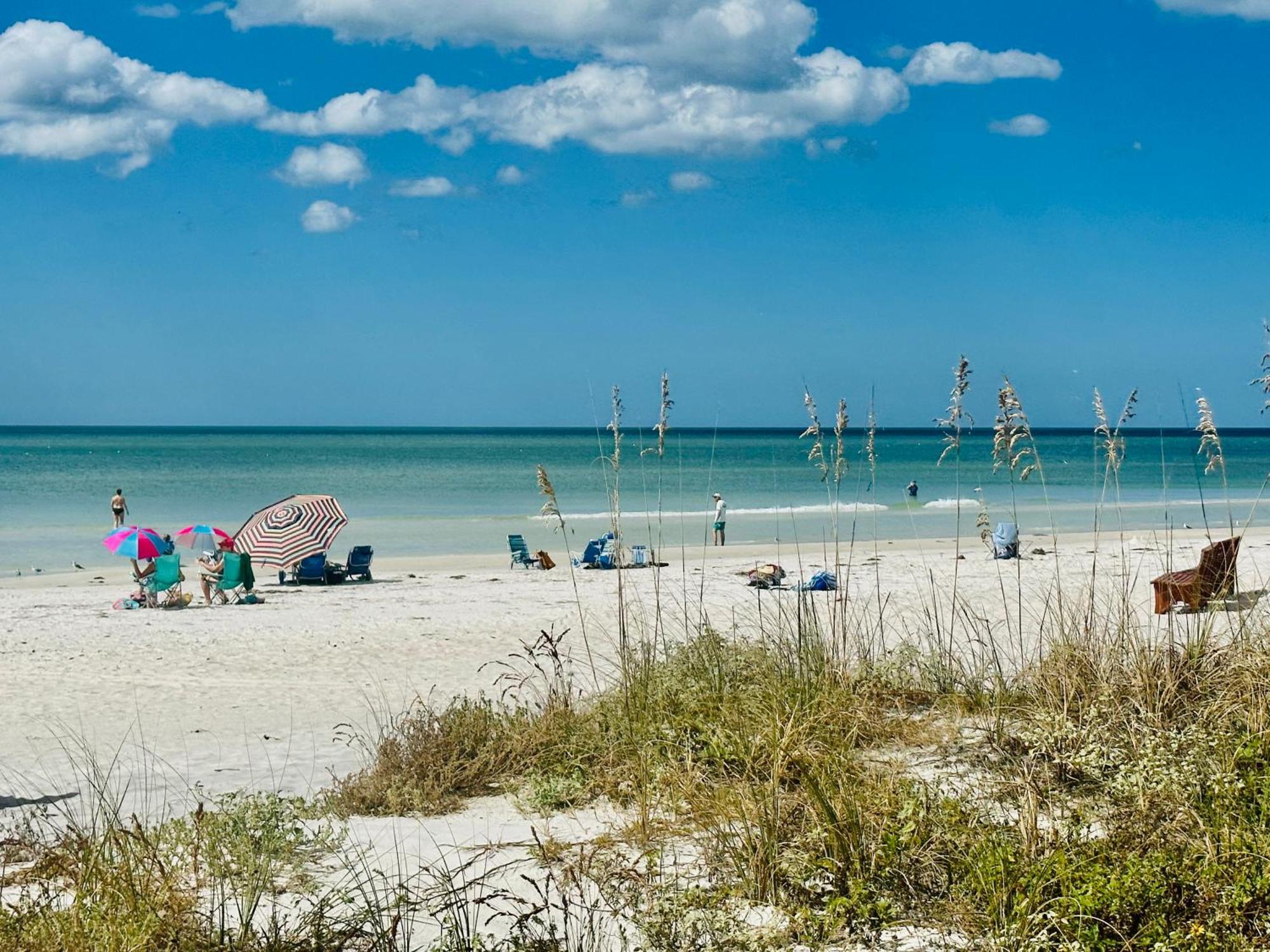 Beautiful Waterfront Beach Cottage. Sleeps 6 Clearwater Beach Buitenkant foto