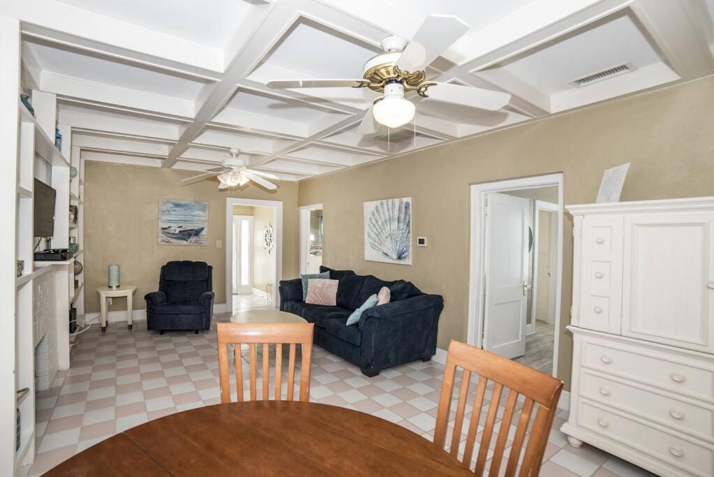 Beautiful Waterfront Beach Cottage. Sleeps 6 Clearwater Beach Buitenkant foto