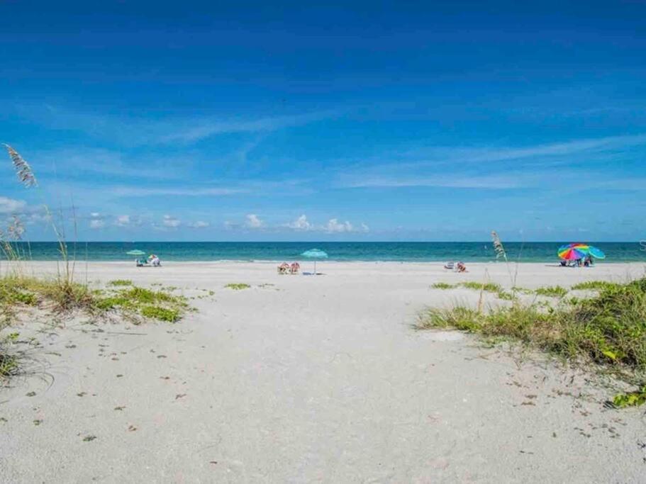 Beautiful Waterfront Beach Cottage. Sleeps 6 Clearwater Beach Buitenkant foto