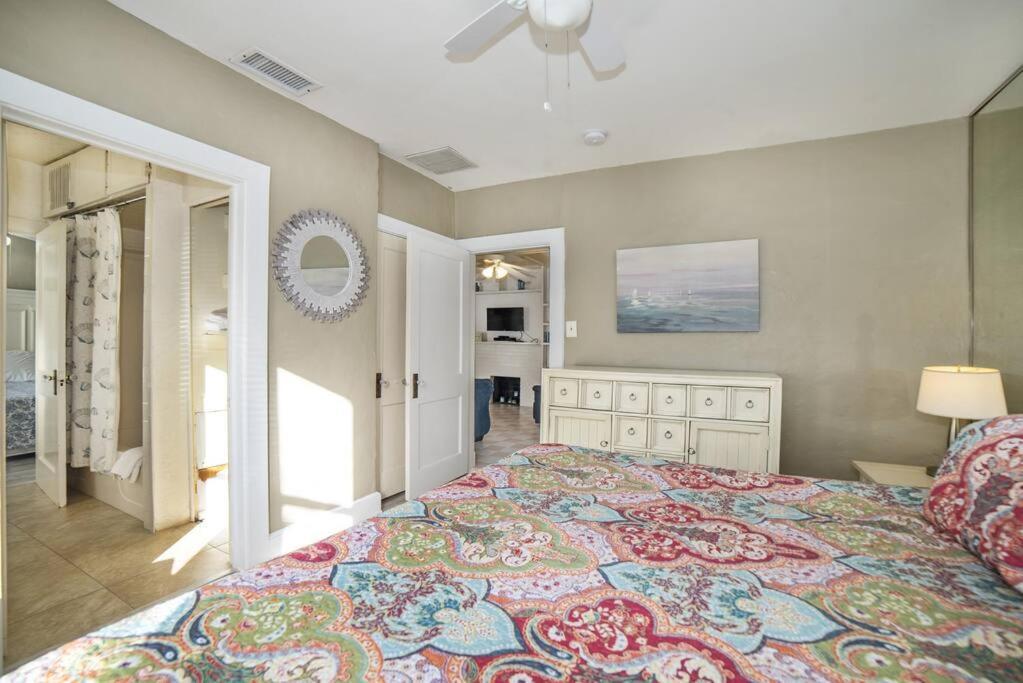 Beautiful Waterfront Beach Cottage. Sleeps 6 Clearwater Beach Buitenkant foto