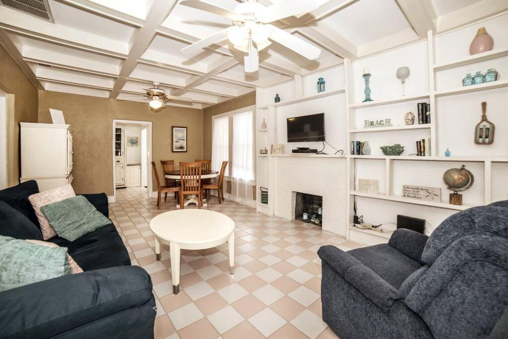 Beautiful Waterfront Beach Cottage. Sleeps 6 Clearwater Beach Buitenkant foto