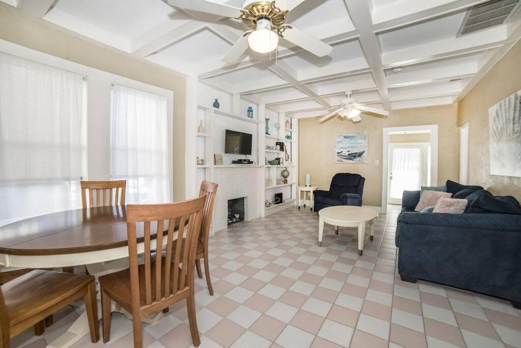 Beautiful Waterfront Beach Cottage. Sleeps 6 Clearwater Beach Buitenkant foto
