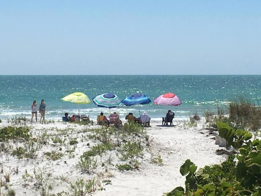 Beautiful Waterfront Beach Cottage. Sleeps 6 Clearwater Beach Buitenkant foto