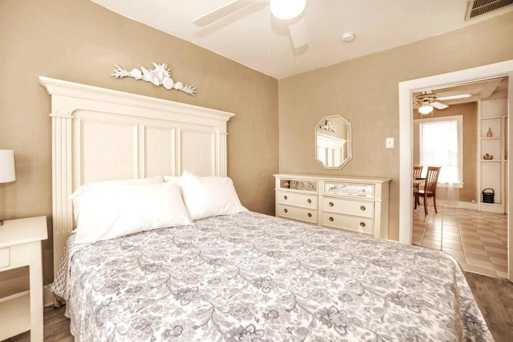 Beautiful Waterfront Beach Cottage. Sleeps 6 Clearwater Beach Buitenkant foto