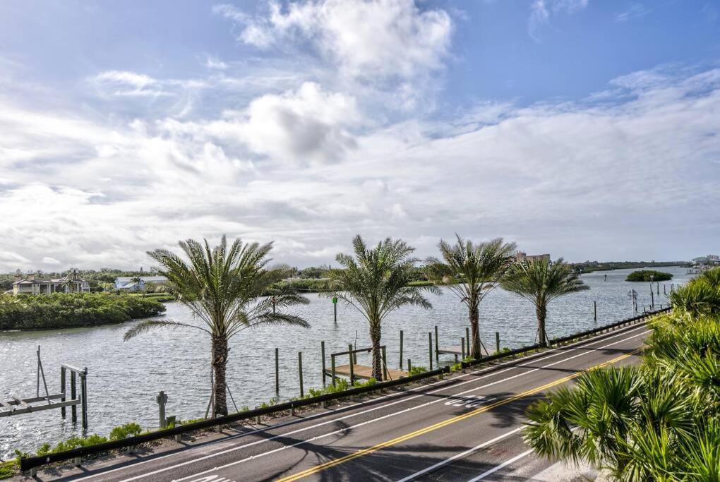 Beautiful Waterfront Beach Cottage. Sleeps 6 Clearwater Beach Buitenkant foto