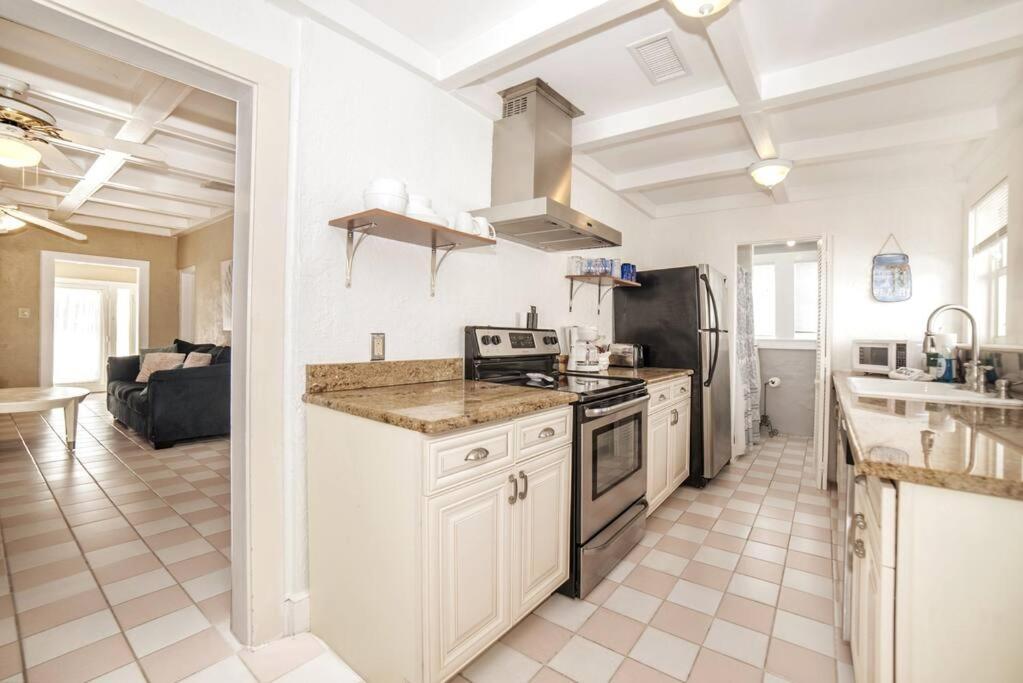 Beautiful Waterfront Beach Cottage. Sleeps 6 Clearwater Beach Buitenkant foto